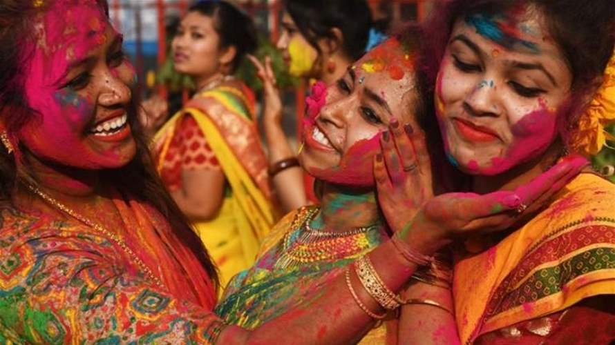 انطلاق مهرجان ألوان الربيع أو "هولي فيستيفل" في الهند