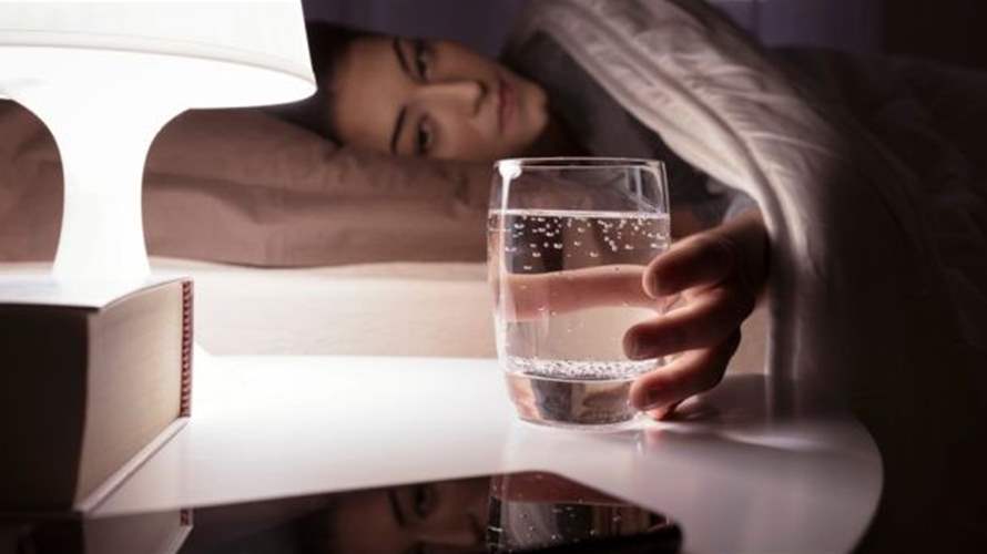 تهديد كبير للصّحة...خبير يُحذّر من شرب الماء قبل النّوم