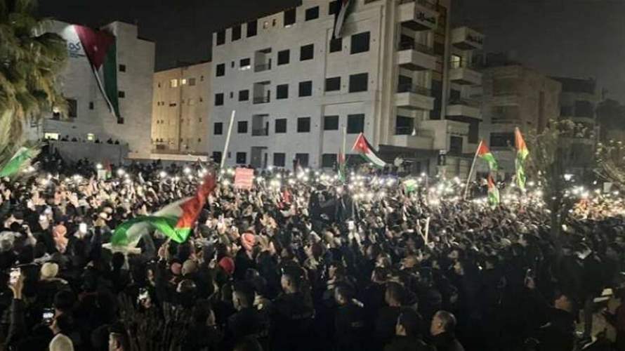 شرطة مكافحة الشغب الأردنية اعتقلت عشرات المتظاهرين المتوجهين نحو السفارة الإسرائيلية