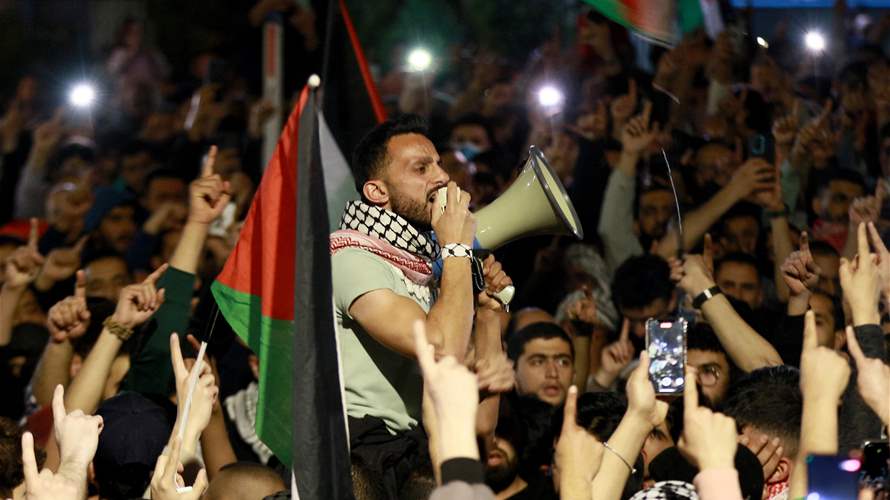 آلاف الأردنيين يتظاهرون قرب السفارة الإسرائيلية مطالبين بإلغاء معاهدة السلام بين البلدين