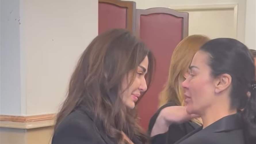 نادين الراسي تنهار بالبكاء بين أحضان ماجدة الرومي في عزاء والدة سيرين عبد النور (فيديو)