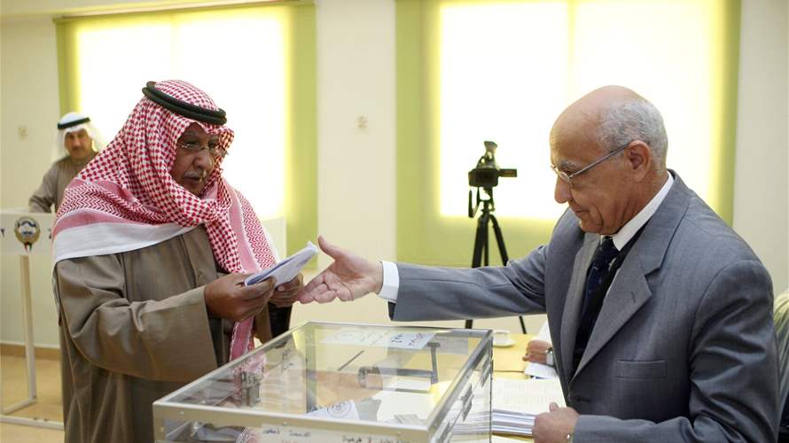 الكويتيون يدلون بأصواتهم في رابع انتخابات برلمانية منذ كانون الأول 2020 