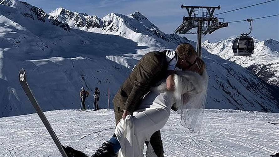عروس مهووسة بالتزلج تقيم حفل زفافها على قمة جبل ثلجي... والنتيجة مذهلة! (فيديو)