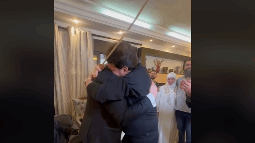 عناق وبكاء وقبلة يد... محمد اسكندر يزف فارس في زفافه ودموعه أسرت القلوب! (فيديو)