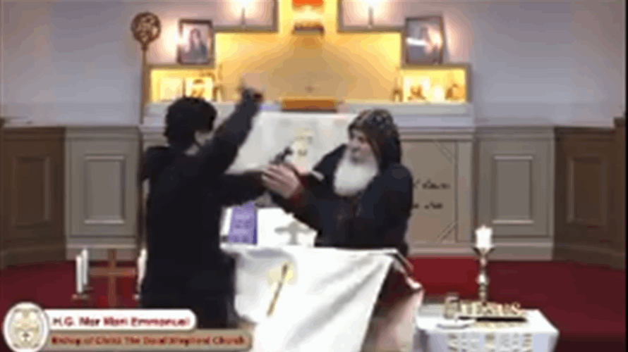 طعن المطران مار ماري عمانوئيل داخل الكنيسة خلال البث المباشر (فيديو)