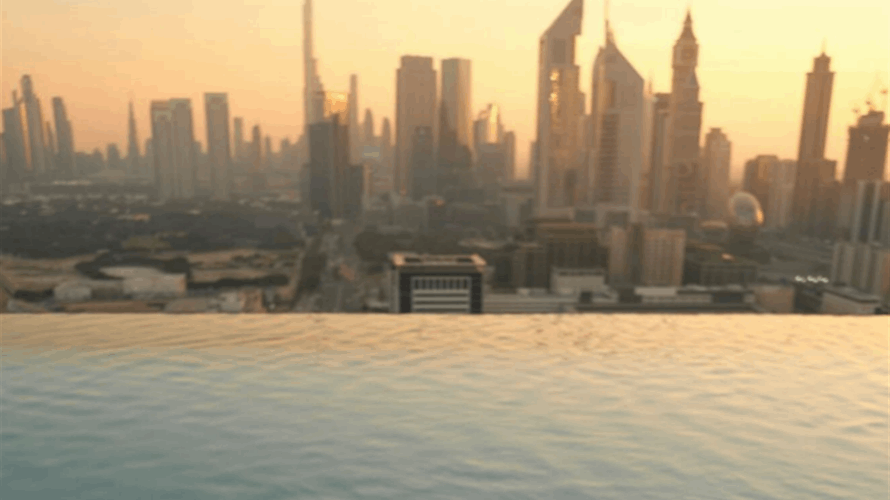 دبي تكشف عن أكبر حوض سباحة لا متناهي في العالم بين ناطحتي سحاب... السباحة فيه ستكلف مبلغا خياليا؟! (صور)