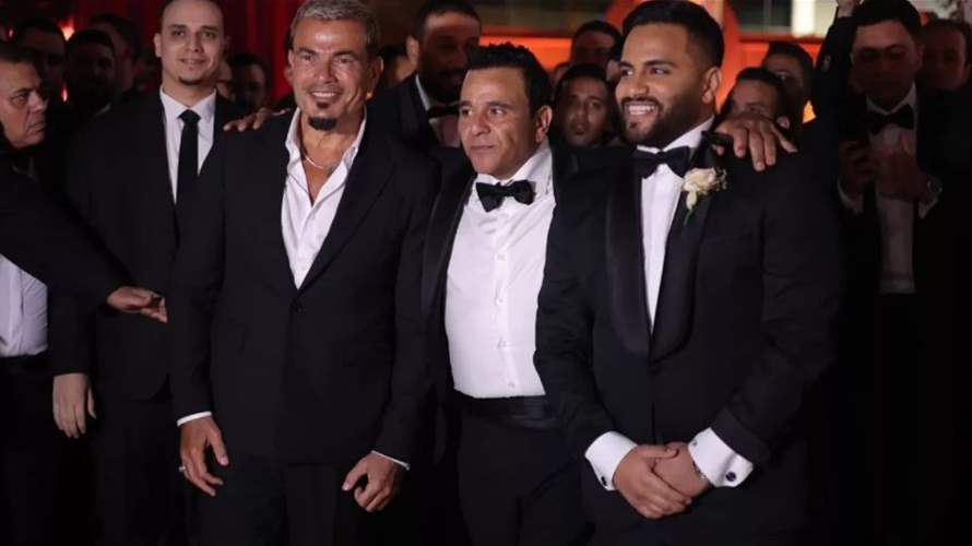 عمرو دياب يفاجئ صديق عمره محمد فؤاد في حفل زفاف ابنه (فيديو)