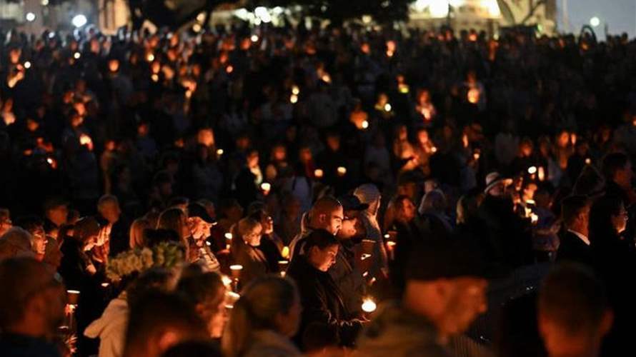 مئات يتجمعون على شاطئ بوندي في سيدني لتأبين ضحايا هجوم أستراليا
