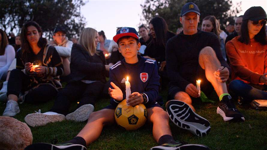 Hundreds gather on Bondi Beach to honor victims of attack in Australia