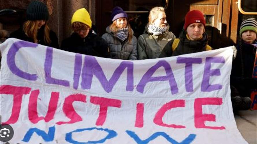نساء يُحطن البرلمان السويدي بوشاح أحمر احتجاجاً على التقاعس في مواجهة تغيّر المناخ