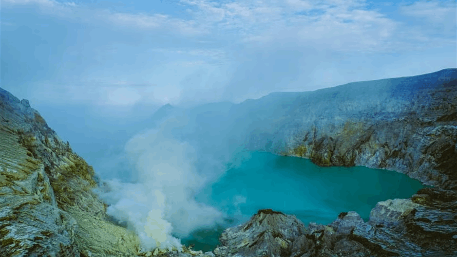حاولت التقاط صورة فوق بركان نشط... ما حدث لسائحة في إندونيسيا لم يكن في الحسبان! (صورة)