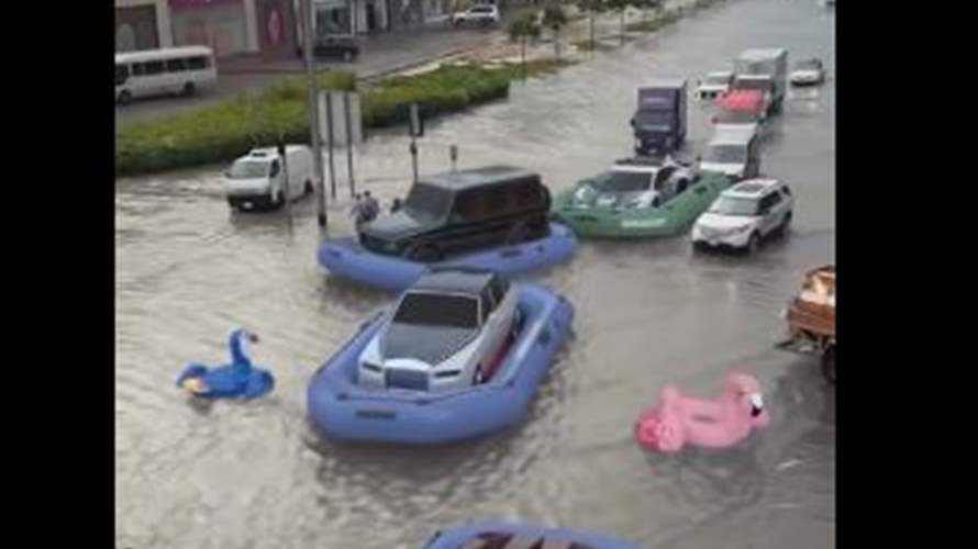 نقل السيارات الفاخرة عبر القوارب خلال فيضانات دبي؟ 