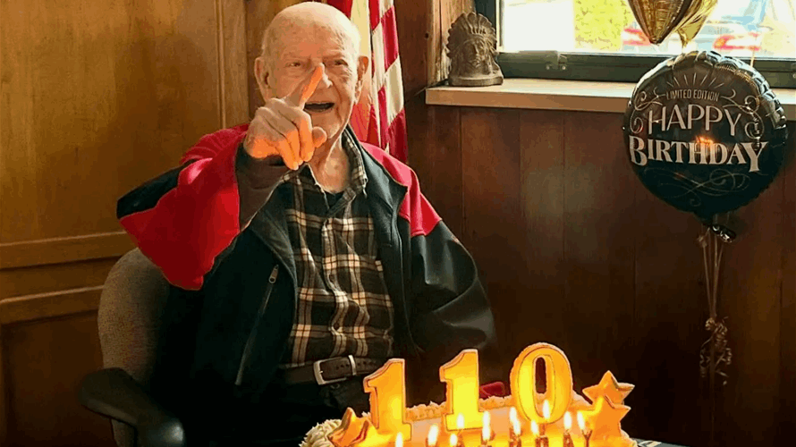 يبلغ من العمر 110 أعوام... رجل معمر يتحدث عن حياته السعيدة: وما سرّ العمر الطويل؟ (صور)