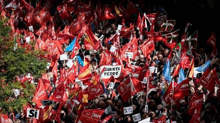 مناصرو الحزب الإشتراكي يتظاهرون في مدريد لحض سانشيز على عدم الإستقالة