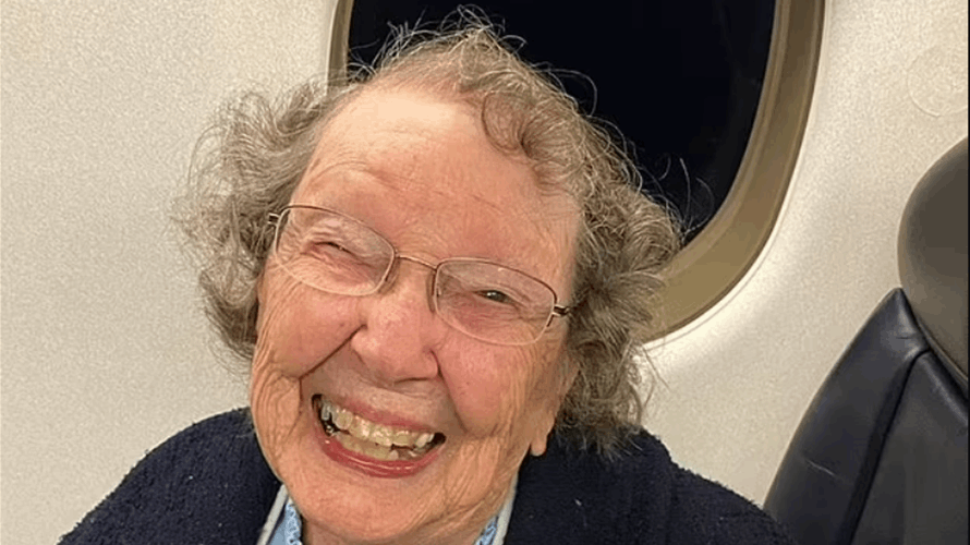 موقف غريب جدا واجتهته سيدة تبلغ 101 سنة على متن الطائرة... "لهذا السبب اعتقدوا انني طفلة"!