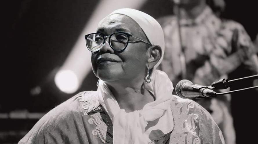 الجزائر تودع أيقونة الفن الصحراوي... وفاة الفنانة حسنة البشارية