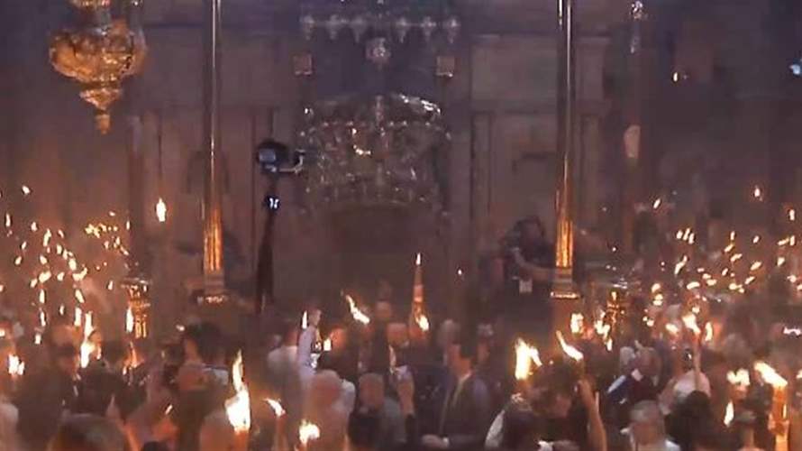 فيض النور من قبر المسيح في كنيسة القيامة... (فيديو)