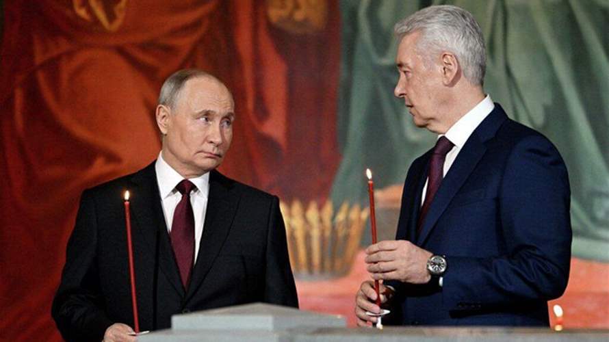بوتين يحضر قداس عيد القيامة ويحمل شمعة حمراء مضاءة (فيديو)