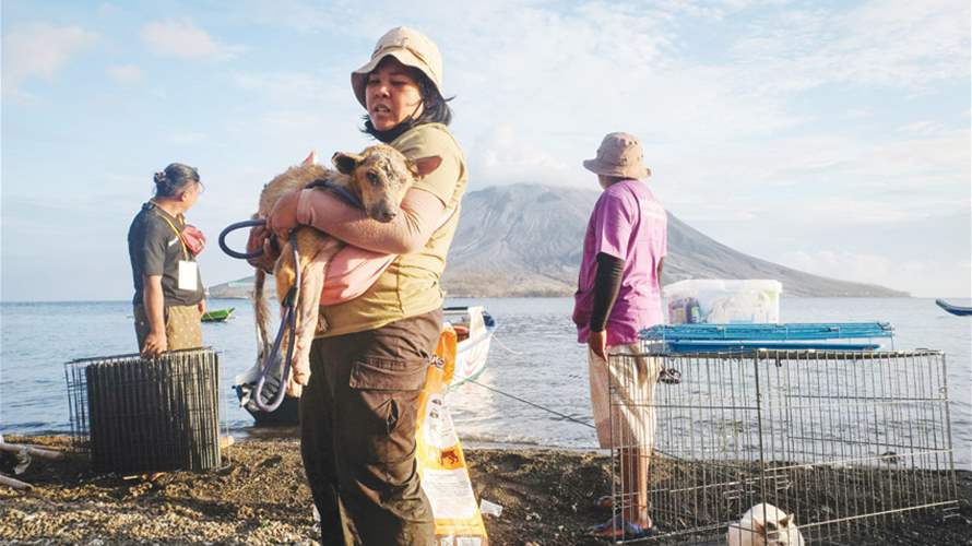 رغم حالة التأهب القصوى... متطوعون ينقذون الحيوانات قرب بركان إندونيسي 