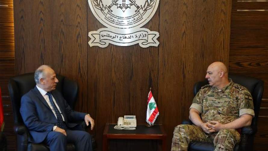 أوضاع المؤسسة العسكرية في لقاء بين وزير الدفاع وقائد الجيش 