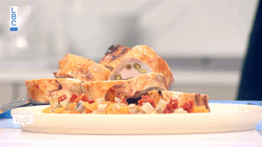 الدجاج مع الخوخ المجفف... طبق مميز على طريقة الشيف حنا طويل (فيديو)