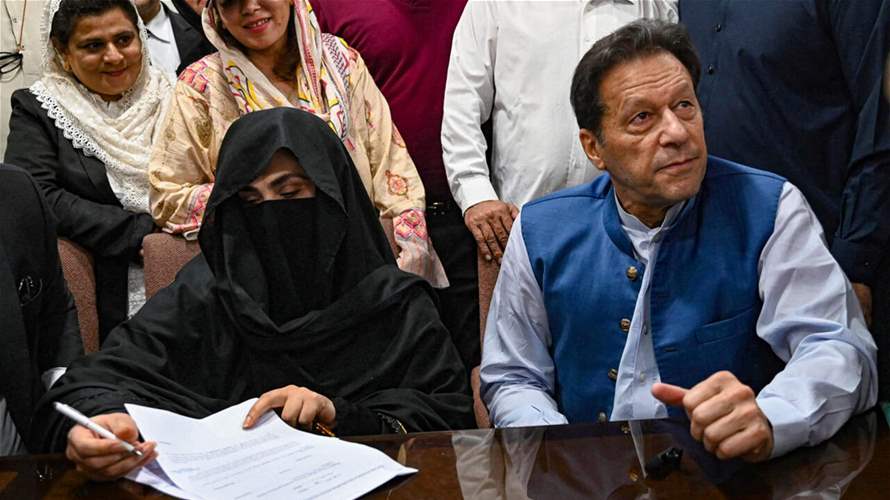نقل زوجة رئيس الوزراء الباكستاني السابق عمران خان إلى السجن