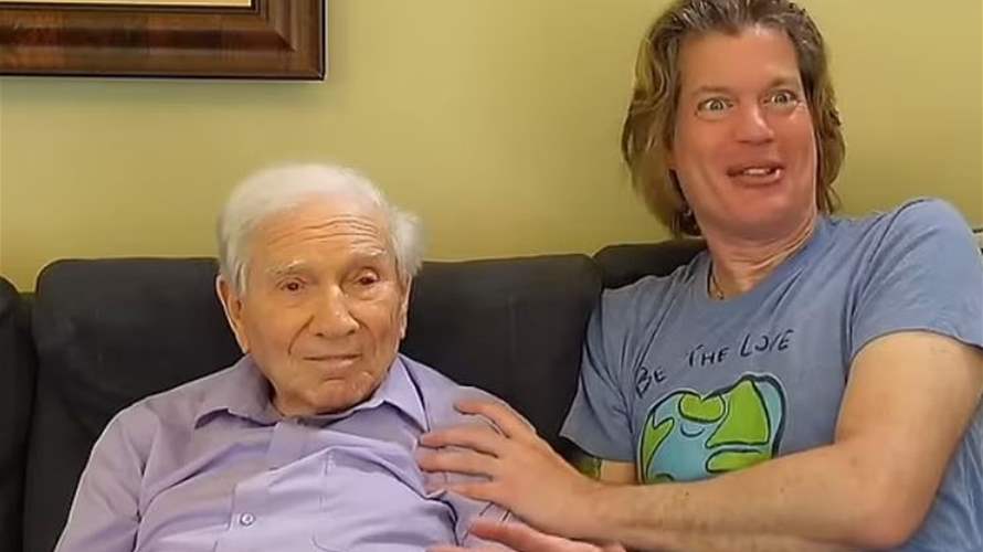 رجل خمسيني يعلنها: حبيبي عمره 98 سنة وهذه تفاصيل قصتنا الرومانسية! (فيديو)