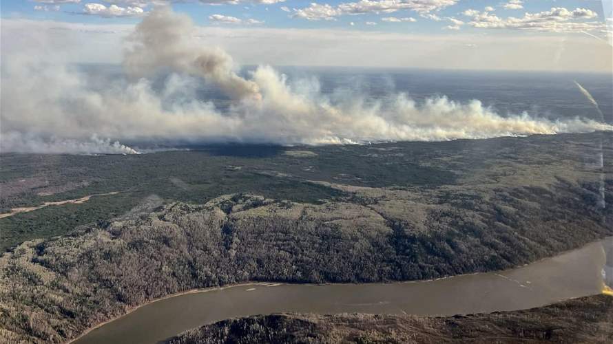 انتشار حرائق الغابات في غرب كندا يدفع الآلاف لإخلاء منازلهم