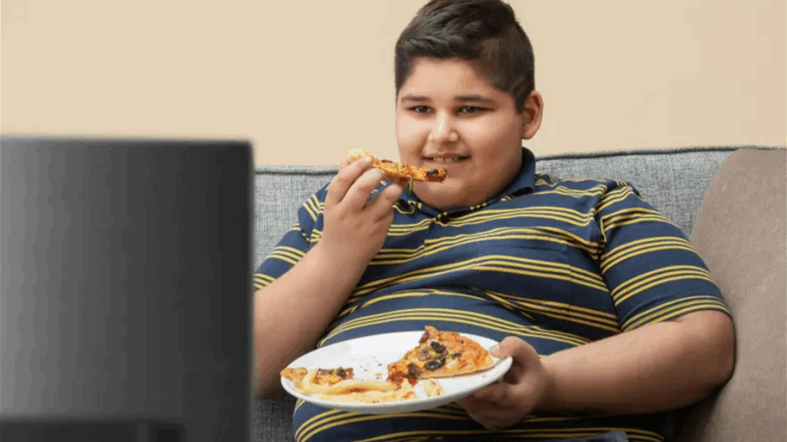 ما علاقة تناول الطعام أمام الشاشة والسمنة لدى الأطفال؟