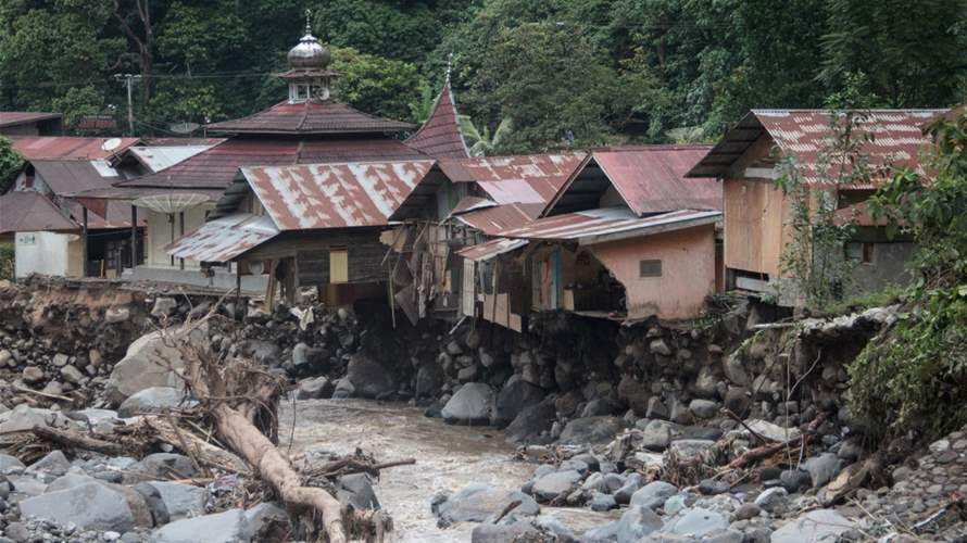 إرتفاع حصيلة الفيضانات في سومطرة الإندونيسية إلى 50 قتيلًا و27 مفقودًا