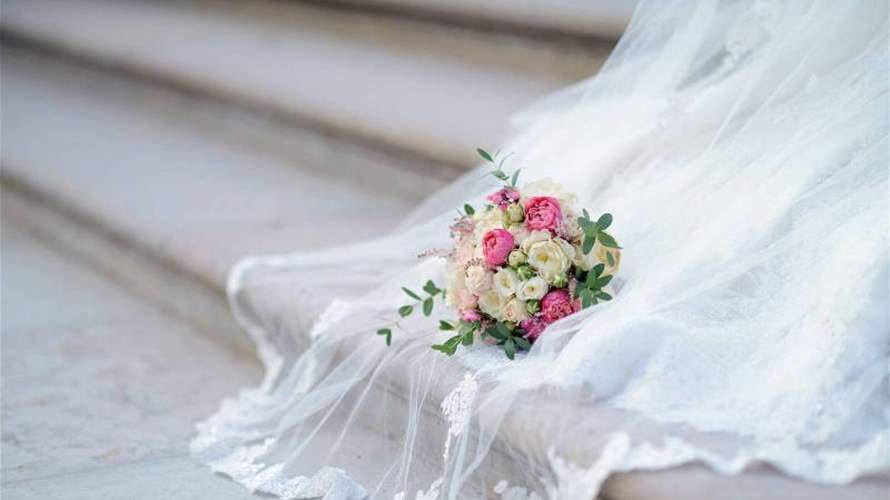 عروس تثير الجدل على مواقع التواصل بسبب حفل زفافها "غير التقليدي"... فستانها صدم الجميع! (صورة)