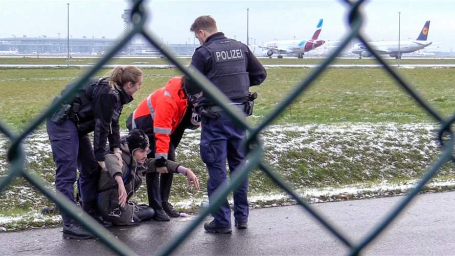 ناشطو مناخ يلصقون أجسادهم في مطار ألمانيا... وإلغاء أكثر من 50 رحلة جوية! 