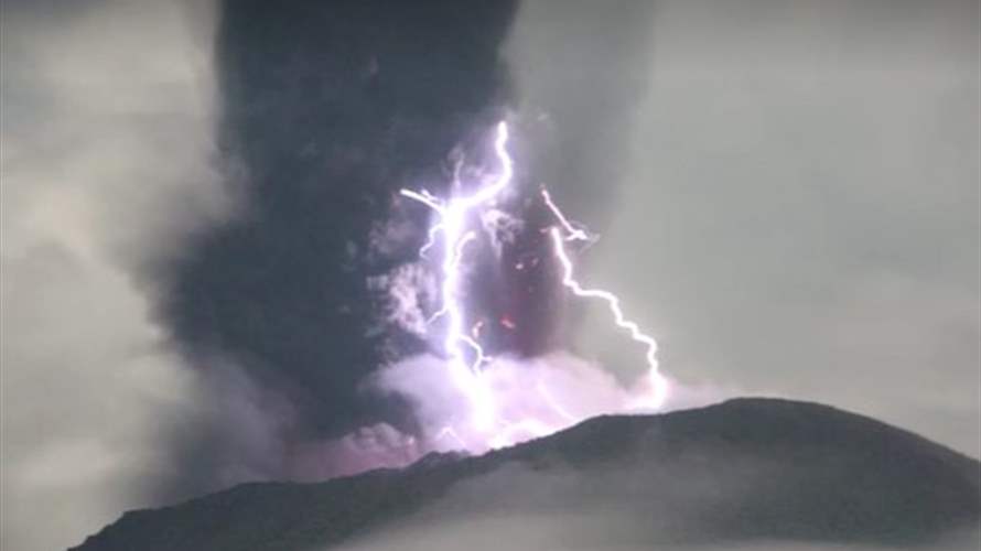 ثوران بركان إيبو في إندونيسيا يجبر السلطات على إخلاء 7 قرى