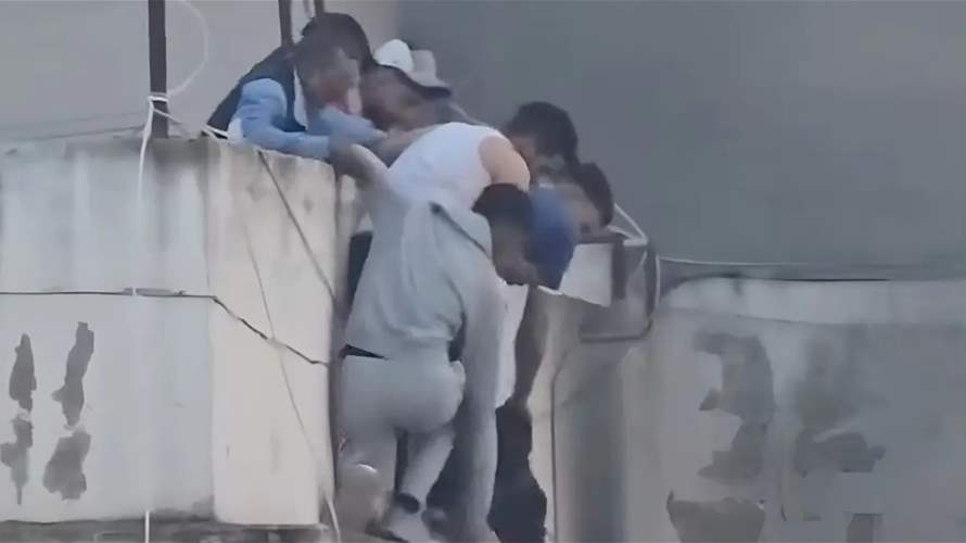 بفضل شجاعة شبّان... نجاح عملية إنقاذ طفلين من حريق في بلد عربي (فيديو)