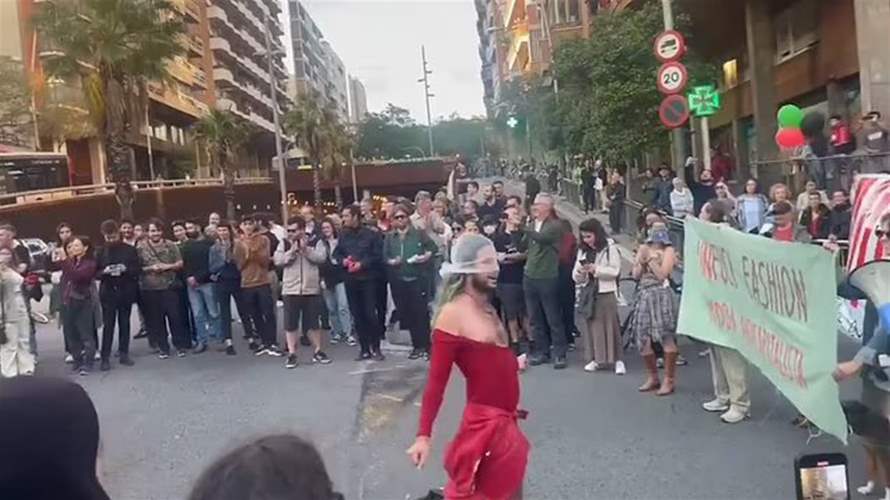 في برشلونة... عرض أزياء يتحوّل إلى كارثة! (فيديو)