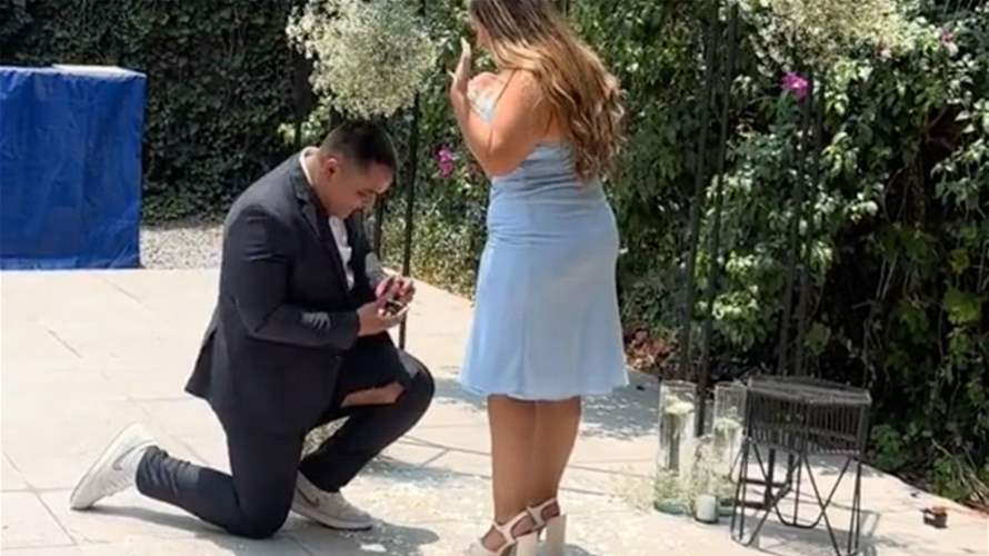 رجل يتعرّض لموقف محرج أثناء طلب يد حبيبته للزواج... إليكم ما حصل! 