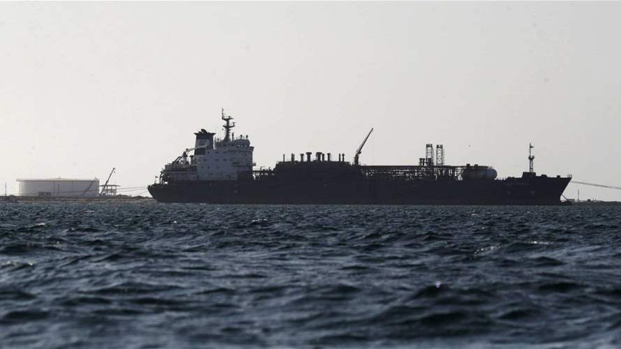 تضرر سفينة جراء استهدافها بثلاثة صواريخ قبالة اليمن