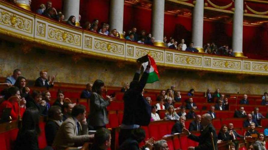 نائب يساري يرفع علم فلسطين في الجمعية الوطنية الفرنسية وتعليق الجلسة