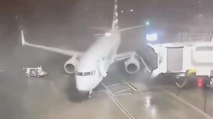 مشهد مثير للرعب... طائرة تتطاير على مدرج مطار أميركي بسبب الطقس! (فيديو)