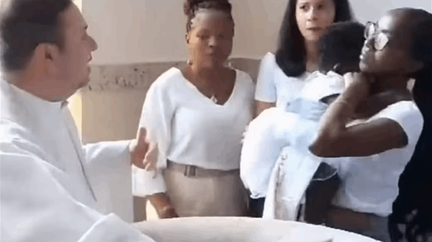 في مشهد صادم... ما فعله الكاهن بطفلة صغيرة خلال معموديتها أغضب الملايين! (فيديو) 