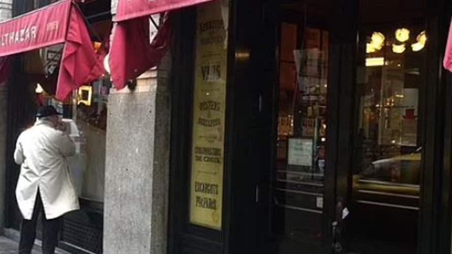مشهد رومنسي يلفت انتباه الناس داخل أحد المطاعم الشهيرة... إليكم ما حصل! (صورة)