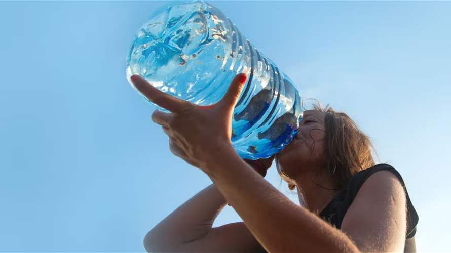 هل تفرطون في شرب الماء؟ إليكم أبرز العلامات التحذيرية