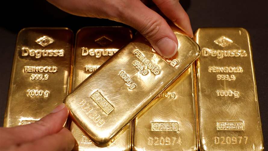 Gold slips 1% as traders weigh tariff risk; focus on payrolls data