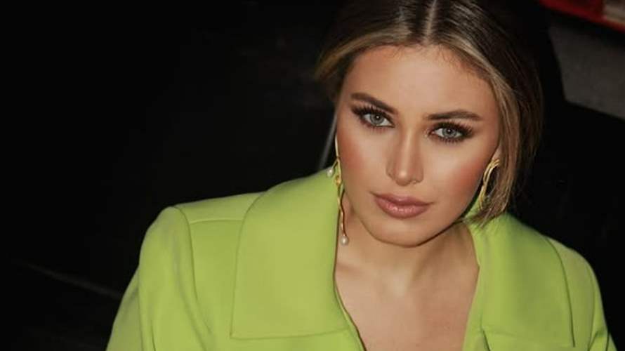 ندى كوسا تخطف الأنظار بإطلالة راقية باللون الأحمر (صور)