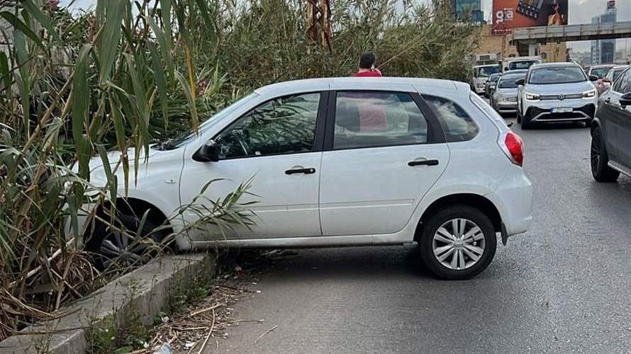 التحكم المروري: اصطدام سيارة بالفاصل الاسمنتي على الطريق البحرية باتجاه بيروت من دون قطع للسير والأضرار مادية وحركة المرور كثيفة ودراج من مفرزة سير الجديدة في المحلة لتسهيل السير