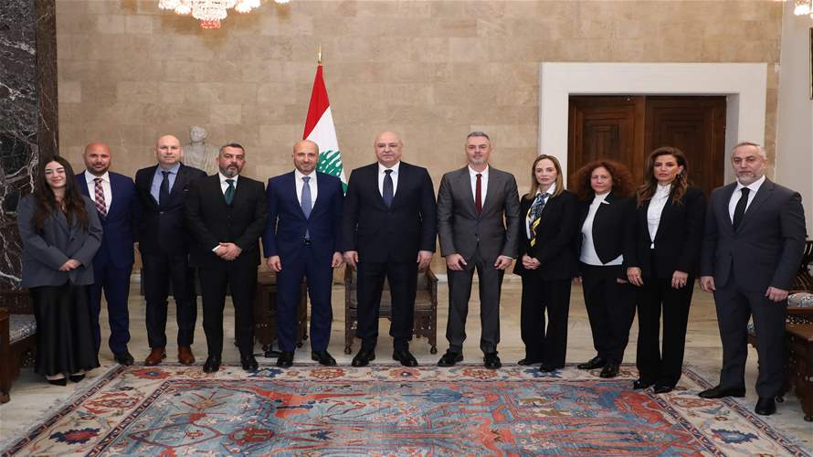 عون خلال استقباله وفد "الجمعية اللبنانية لتراخيص الامتياز  - الفرانشايز": نعمل على إنجاز الحكومة الإلكترونية (E-Government) بهدف تسهيل معاملات المواطنين وتوفير وقتهم إضافة إلى الحدّ من الفساد لأن المستثمر يحتاج إلى الثقة بالإدارات اللبنانية وبالقضاء