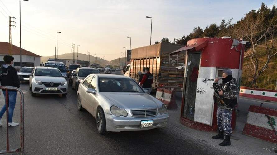 عند حاجز ضهر البيدر... توقيف مطلوب و23 شخصًا آخرين