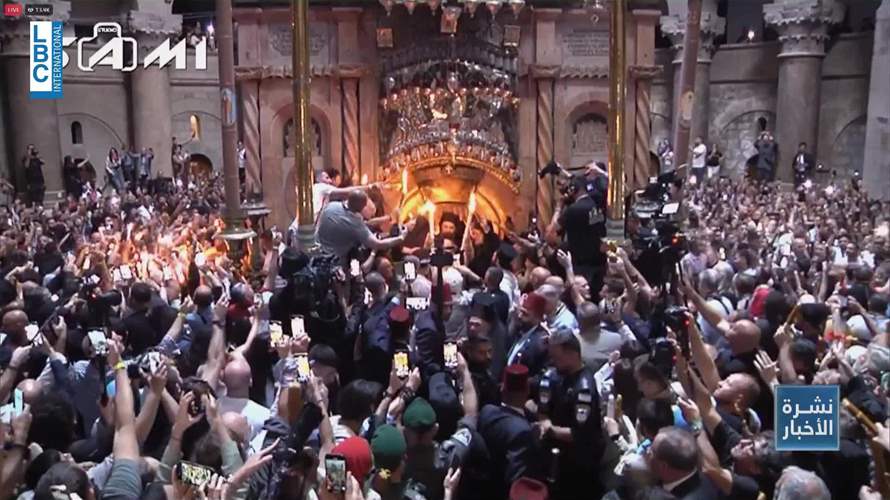 فيض النور من قبر السيد المسيح في كنيسة القيامة