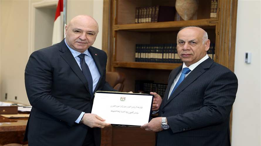 الرئيس عون تسلّم دعوة من الرئيس العراقي عبد اللطيف جمال رشيد نقلها إليه وزير الثقافة والسياحة والآثار العراقي أحمد فكاك البدراني لحضور القمة العربية المقرر عقدها في بغداد - دار السلام في 17 أيار المقبل