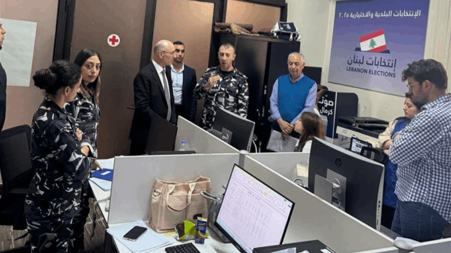 الحجار تفقد غرفة المراجعات وتلقي الشكاوى وأعطى توجيهاته لتكثيف الجهود الإدارية والفنية لإنجاح العملية الإنتخابية